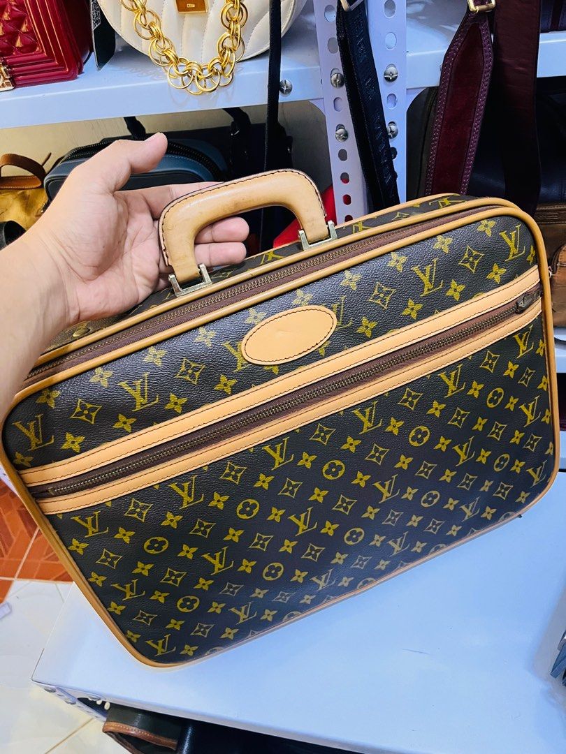 Eclair zip Vintage Louis vuitton luggage (Category: Luxury Bags & Wallets) located in Ballesteros. Submitted by sat_b3 (Listing ID 1382303923, Image 1). Description: Vintage Lvi Luggage bag Eclair zip Visible na yung pandikit na ginamit sa lining niya noon.. No cracks No rubs Malinis labas- pls check all pics Diko alam kung orig 50/50 tau dito.. bahala na kau ✅💪4,900 add sf.