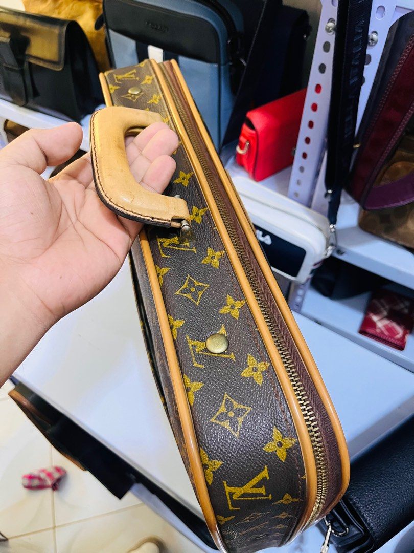 Eclair zip Vintage Louis vuitton luggage (Category: Luxury Bags & Wallets) located in Ballesteros. Submitted by sat_b3 (Listing ID 1382303923, Image 2). Description: Vintage Lvi Luggage bag Eclair zip Visible na yung pandikit na ginamit sa lining niya noon.. No cracks No rubs Malinis labas- pls check all pics Diko alam kung orig 50/50 tau dito.. bahala na kau ✅💪4,900 add sf.