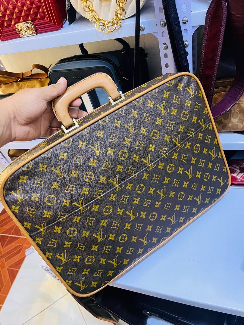 Eclair zip Vintage Louis vuitton luggage (Category: Luxury Bags & Wallets) located in Ballesteros. Submitted by sat_b3 (Listing ID 1382303923, Image 3). Description: Vintage Lvi Luggage bag Eclair zip Visible na yung pandikit na ginamit sa lining niya noon.. No cracks No rubs Malinis labas- pls check all pics Diko alam kung orig 50/50 tau dito.. bahala na kau ✅💪4,900 add sf.