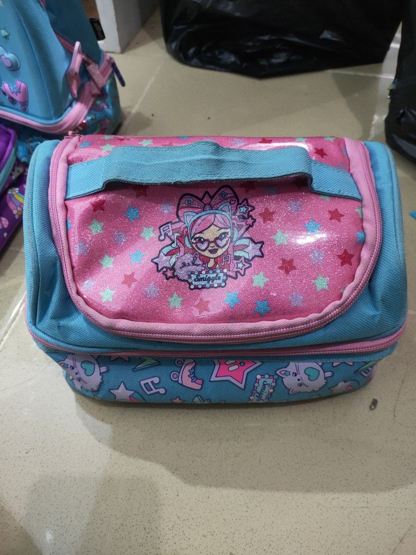 Lunch box Smiggle Original (Kategori: Orang Tua, Bayi & Anak - Lainnya) berada di Bandung. Dikirim oleh levithea (ID iklan 1382300947, Gambar 1). Deskripsi: masih bagus, sdh tdk dipakai lagi anaknya sudah SMP.