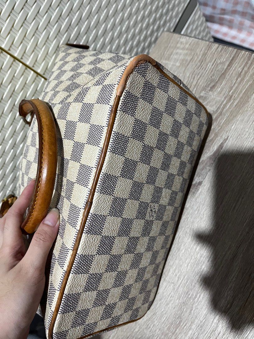 LV Louis Vuitton Azur Tote Bag (Category: Luxury Bags & Wallets) located in Paranaque City. Submitted by prelovedbypachi (Listing ID 1382380078, Image 3). Description: Selling low needs cleaning lang Sourced from korea ganda ng leather Gamusa ang loob With heat stamp.