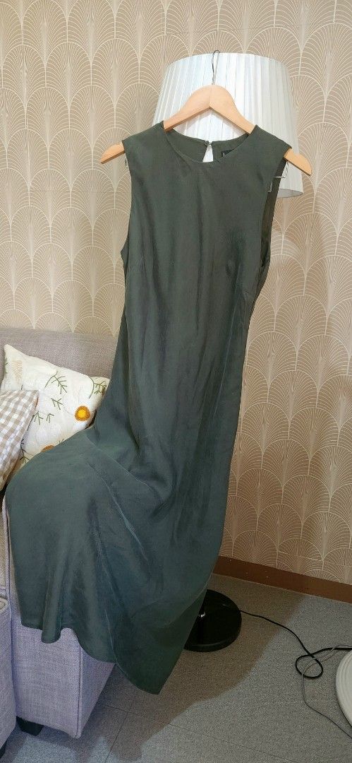 Mango Sapphire Pine Green Long Dress -Large (Category: Dresses) located in Valencia. Submitted by chanti (Listing ID 1382315748, Image 1). Description: Original MNG Sapphire Pine Green Dress 👗 • Original MNG dress • Elegant sapphire pine green color • Only used once • Bought June 2025 • Good as new, no issues • Original price: ₱3,000 • Selling price: 1,200 Size/Measurements: • Bust: 38" • Waist: 39" • Length: 49" • Location: Valencia City, Bukid