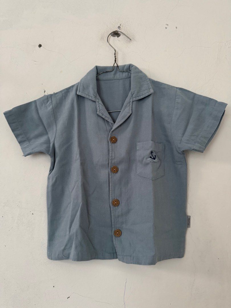 Mooi Pocket Shirt Boy 2-3 years Dusty Blue (Kategori: 1 hingga 3 tahun) berada di Jakarta Selatan. Dikirim oleh sisa_ekspor_qattustuff (ID iklan 1382366867, Gambar 1). Deskripsi: LD 43cm Panjang Baju 36cm Material Cotton twill.