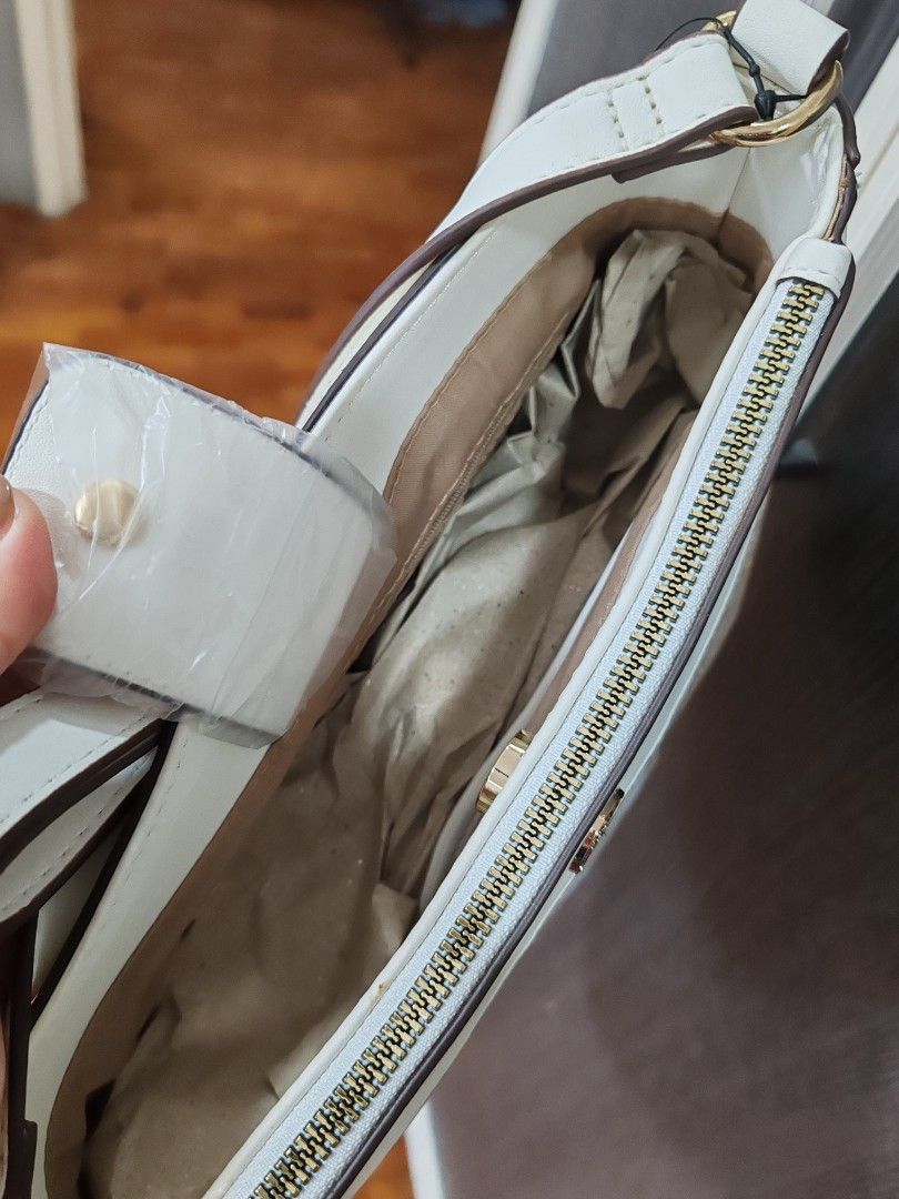 Nanette Lepore new bag womens (Category: Cross-body Bags) located in Manila. Submitted by declutter_sarah (Listing ID 1382357500, Image 3). Description: With tag intact. Brand new..no dustbag. Womens bag ganda! Mode of payment: BDO or GCASH only Shipping c/o buyer via Grab or Lalamove If J&T please wait for the rates after your orders. NO RUSH SHIPPING pls..