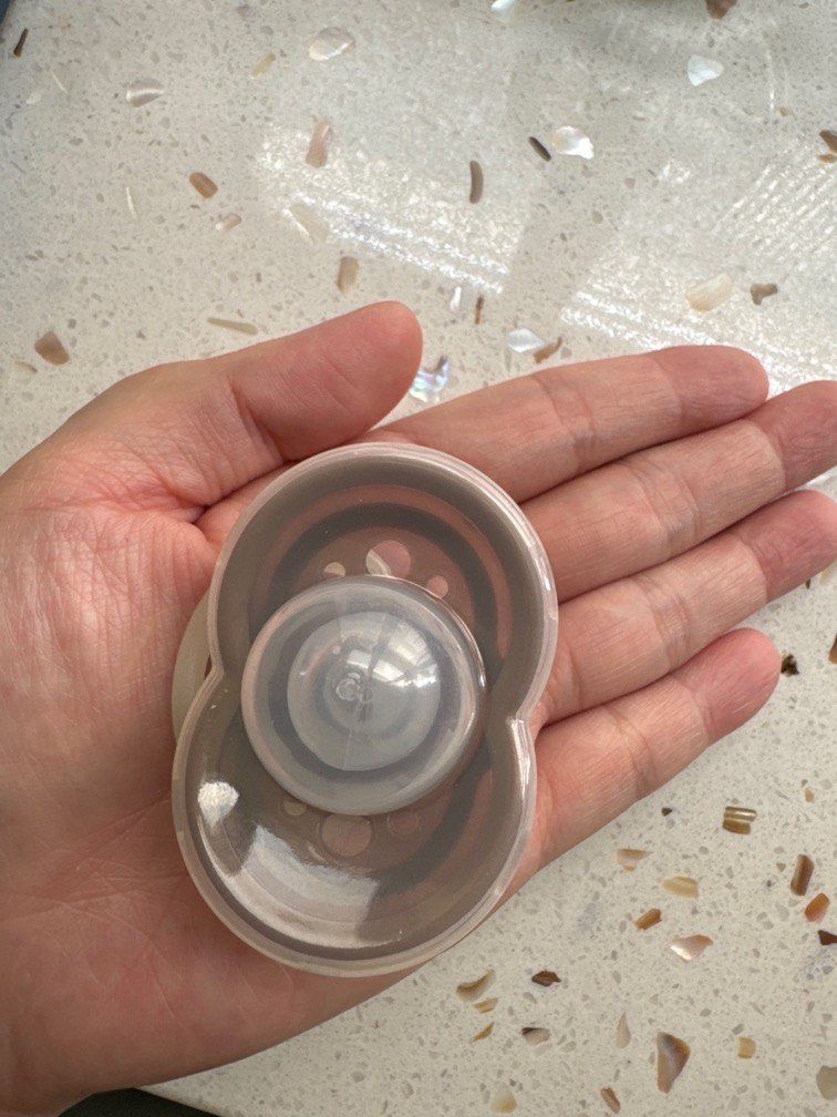 Pacifier (Category: Soothers & Pacifiers) located in Puchong. Submitted by connie_28 (Listing ID 1382381761, Image 3). Description: No use before as my kid keep crying while i gave her try this..
