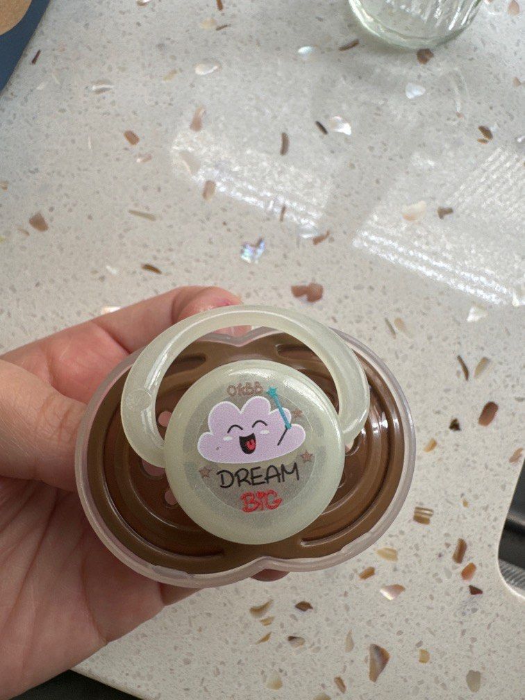 Pacifier (Category: Soothers & Pacifiers) located in Puchong. Submitted by connie_28 (Listing ID 1382381761, Image 1). Description: No use before as my kid keep crying while i gave her try this..