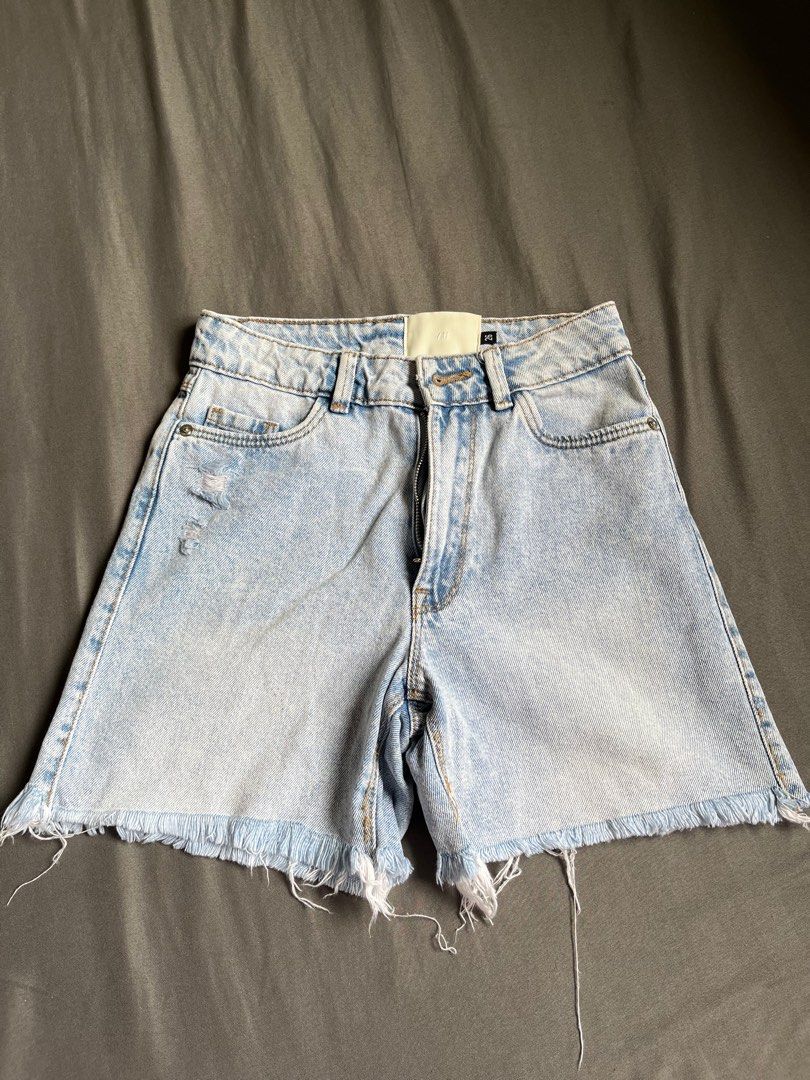 Preloved Shorts (Category: Shorts) located in Quezon City. Submitted by chimpaw (Listing ID 1382358352, Image 2). Description: CLOSET DECLUTTER 🎀 Price range: ₱50-₱150 Reminders: - All items are pre-loved - All items are washed and ready to wear, but i suggest washing it once more. - Color may due to lighting - NO TO JOYRESERVER and BOGUS BUYER. Will be posted. - STRICTLY no cancellation of orders. Location: Sauyo, Quezon City .