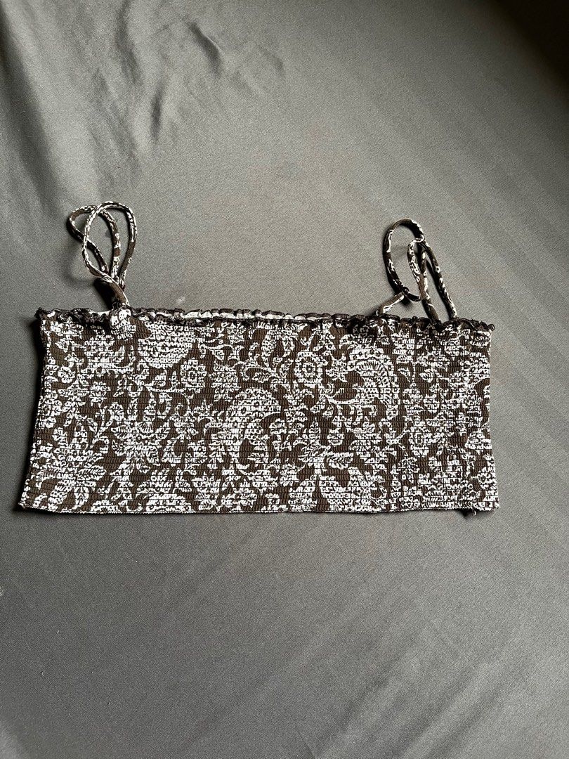 Preloved tops (Category: Sleeveless) located in Quezon City. Submitted by chimpaw (Listing ID 1382358013, Image 3). Description: CLOSET DECLUTTER 🎀 Price range: ₱50-₱150 Reminders: - All items are pre-loved - All items are washed and ready to wear, but i suggest washing it once more. - Color may due to lighting - NO TO JOYRESERVER and BOGUS BUYER. Will be posted. - STRICTLY no cancellation of orders. Location: Sauyo, Quezon City .