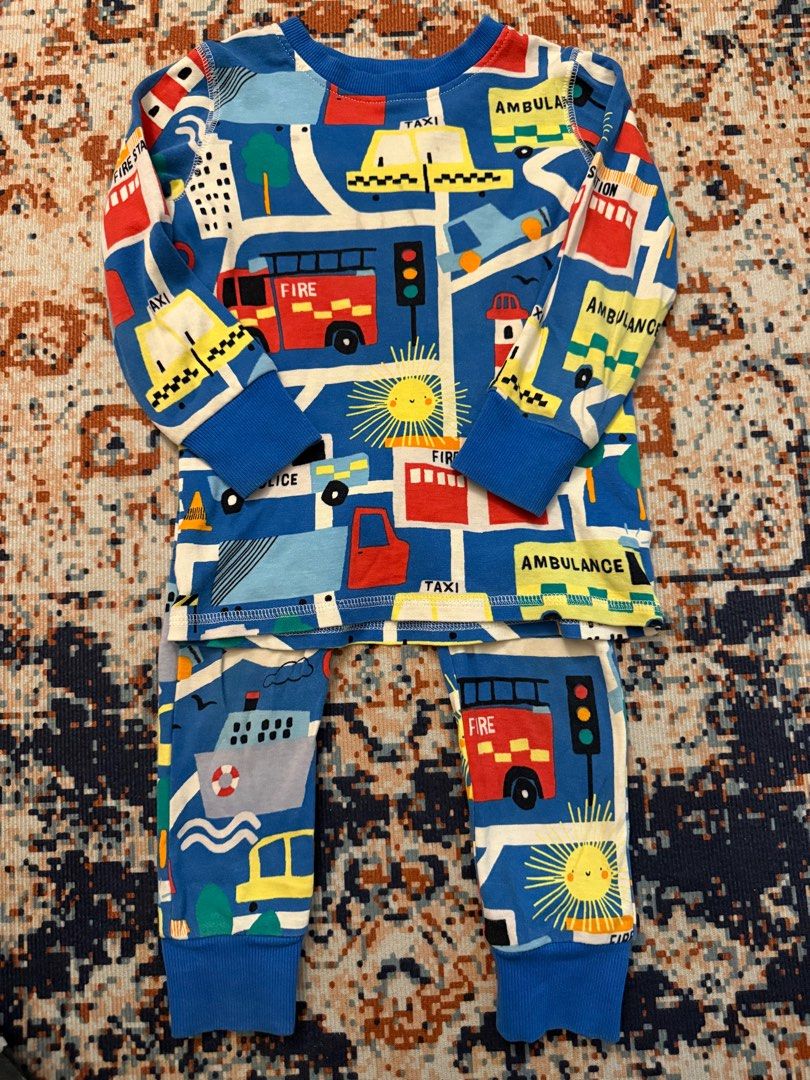 Pyjamas (Category: Babies & Kids Fashion) located in Kuantan. Submitted by irisandbaby (Listing ID 1382454783, Image 1). Description: Ada sedikit kotor kat baju, mungkin boleh hilang guna sabung badang .