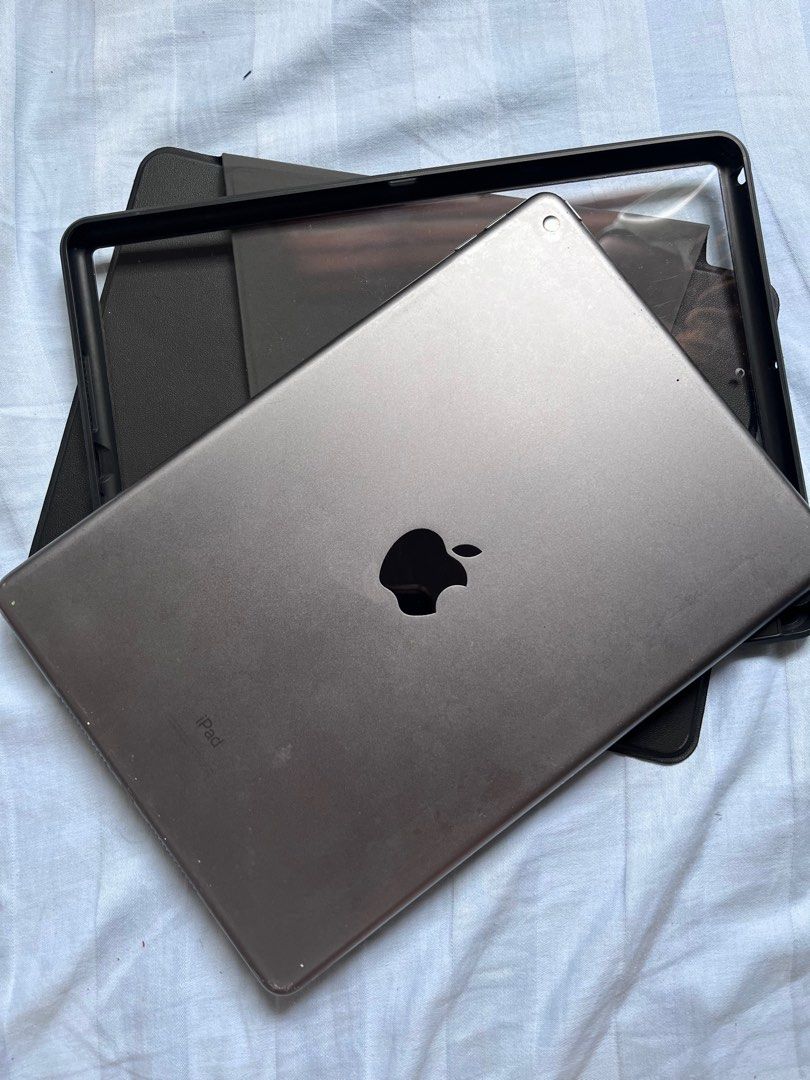RUSH IPAD 7th Gen 32 GB (Category: iPad) located in Paranaque City. Submitted by clothes_on_the_rack (Listing ID 1382468705, Image 2). Description: Apple Ipad 7th gen 32gb wi-fi PRICE: 6,000 specs: • 3gb 32gb rom • 10.2 inches • space grey • wi-fi used • fingerprint 80% Smooth No issue check all you want scratches sa side No lightning to USB No Power Adapter Pm for surebuyer only.