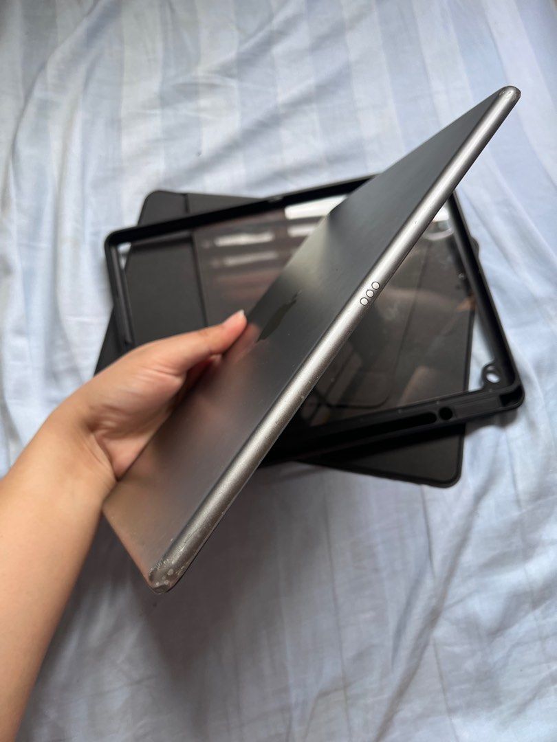 RUSH IPAD 7th Gen 32 GB (Category: iPad) located in Paranaque City. Submitted by clothes_on_the_rack (Listing ID 1382468705, Image 3). Description: Apple Ipad 7th gen 32gb wi-fi PRICE: 6,000 specs: • 3gb 32gb rom • 10.2 inches • space grey • wi-fi used • fingerprint 80% Smooth No issue check all you want scratches sa side No lightning to USB No Power Adapter Pm for surebuyer only.