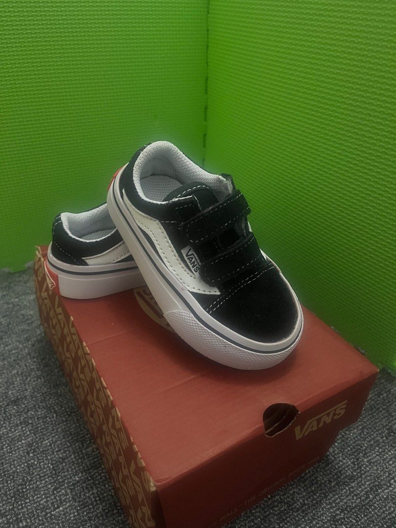 Sepatu Bayi - (New) (Kategori: Baju Bayi) berada di Bogor. Dikirim oleh di.fashionku (ID iklan 1382411280, Gambar 2). Deskripsi: Detail Barang Sesuai Gambar Ukuran : 16 insole 12.5 cm Warna : Hitam Kondisi : Baru ( 100% ) Dijual karena ukuran kekecilan.