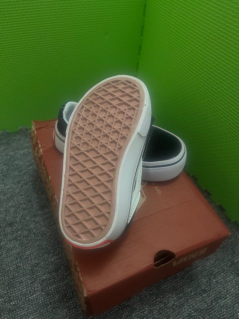 Sepatu Bayi - (New) (Kategori: Baju Bayi) berada di Bogor. Dikirim oleh di.fashionku (ID iklan 1382411280, Gambar 3). Deskripsi: Detail Barang Sesuai Gambar Ukuran : 16 insole 12.5 cm Warna : Hitam Kondisi : Baru ( 100% ) Dijual karena ukuran kekecilan.