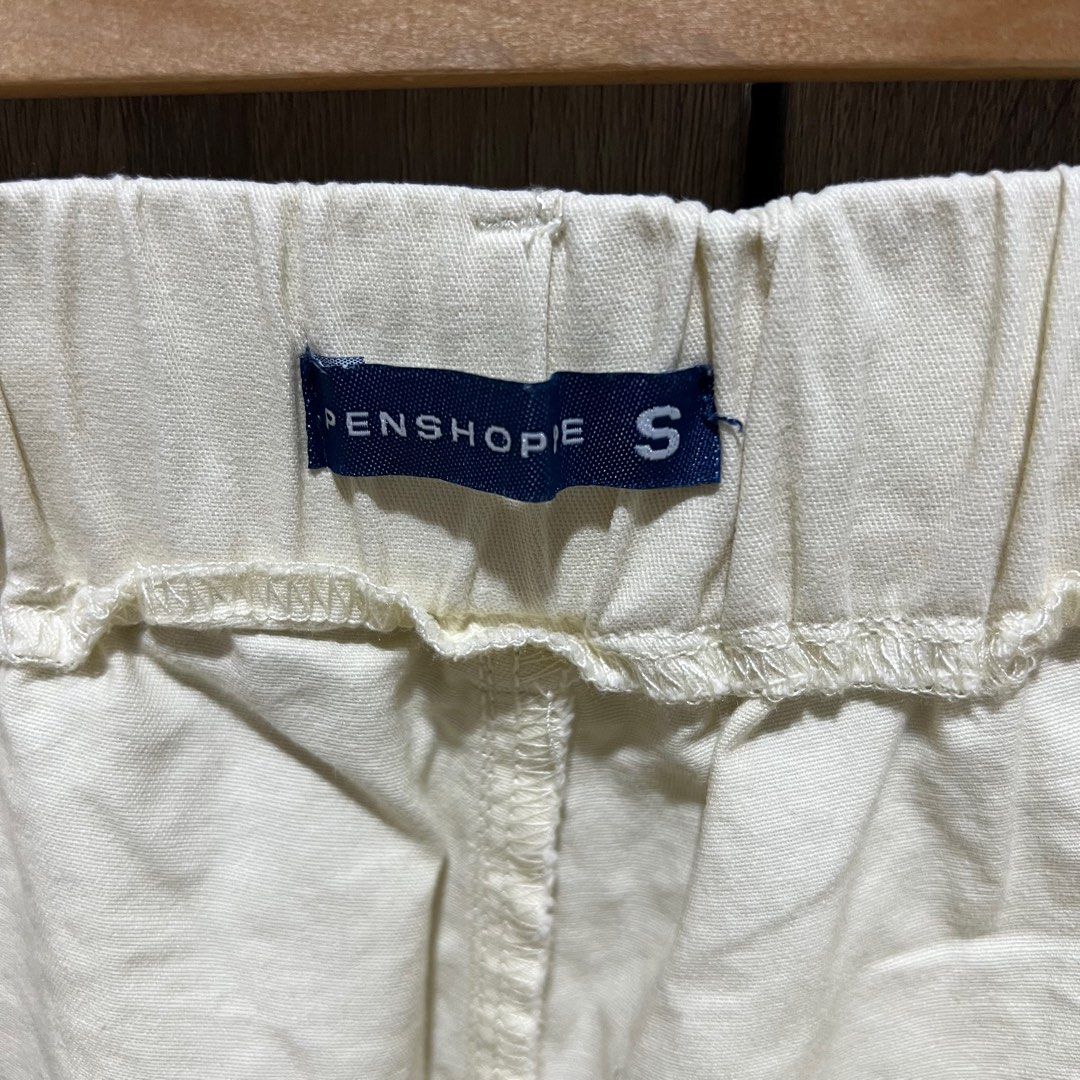 (S-M) Penshoppe Ivory Shorts (Category: Shorts) located in Quezon City. Submitted by lunaaaarr (Listing ID 1382440676, Image 2). Description: Can fit Small to Medium Used only twice. In good condition. No flaws Color may vary due to lighting Color: Ivory Size - Waist: 26-29 inches - Hips: 35-38 inches ‼️ Payment first before shipping of item/s 🚫 No COD, bank transfer thru GCash ONLY ❌ Strictly no return/refund.