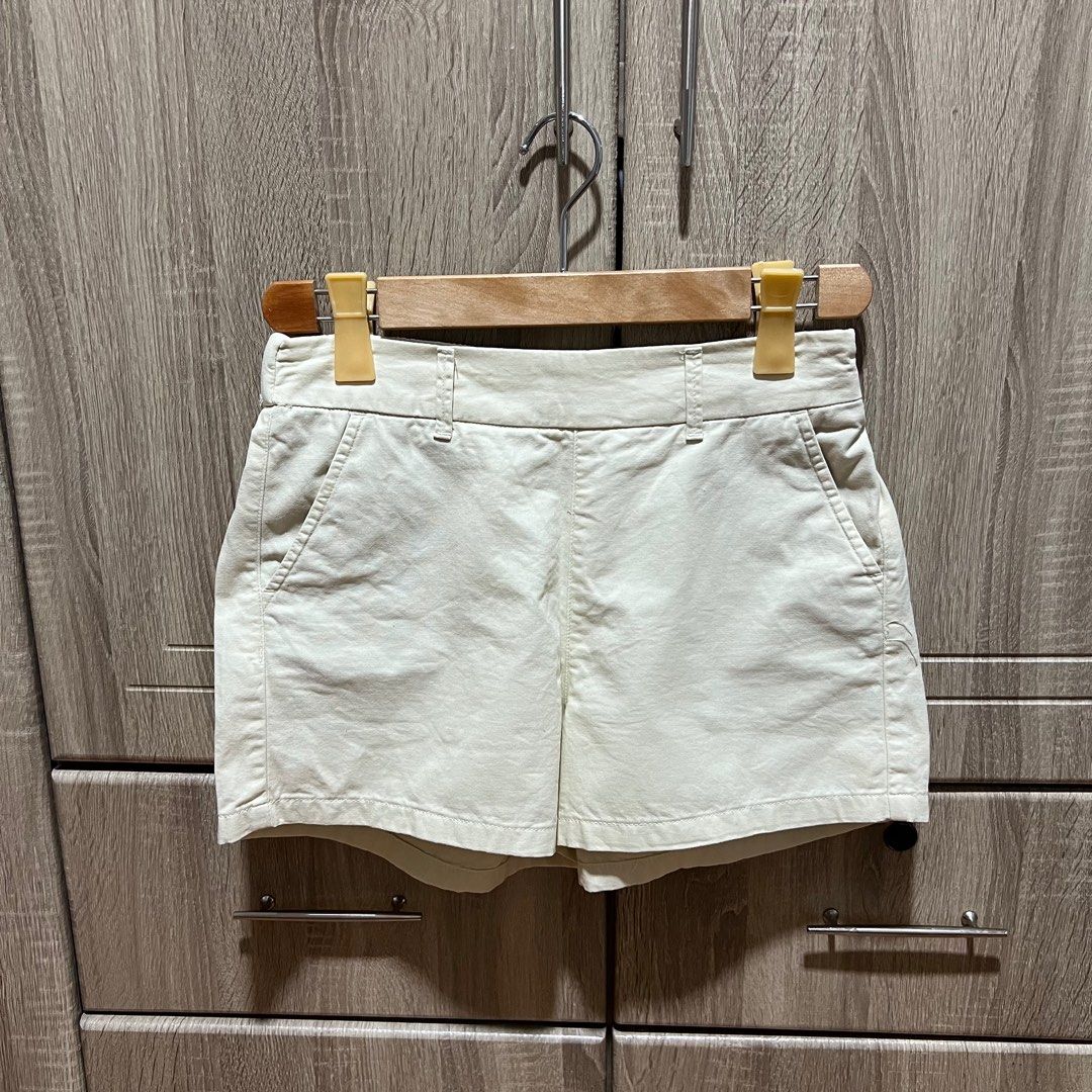 (S-M) Penshoppe Ivory Shorts (Category: Shorts) located in Quezon City. Submitted by lunaaaarr (Listing ID 1382440676, Image 1). Description: Can fit Small to Medium Used only twice. In good condition. No flaws Color may vary due to lighting Color: Ivory Size - Waist: 26-29 inches - Hips: 35-38 inches ‼️ Payment first before shipping of item/s 🚫 No COD, bank transfer thru GCash ONLY ❌ Strictly no return/refund.