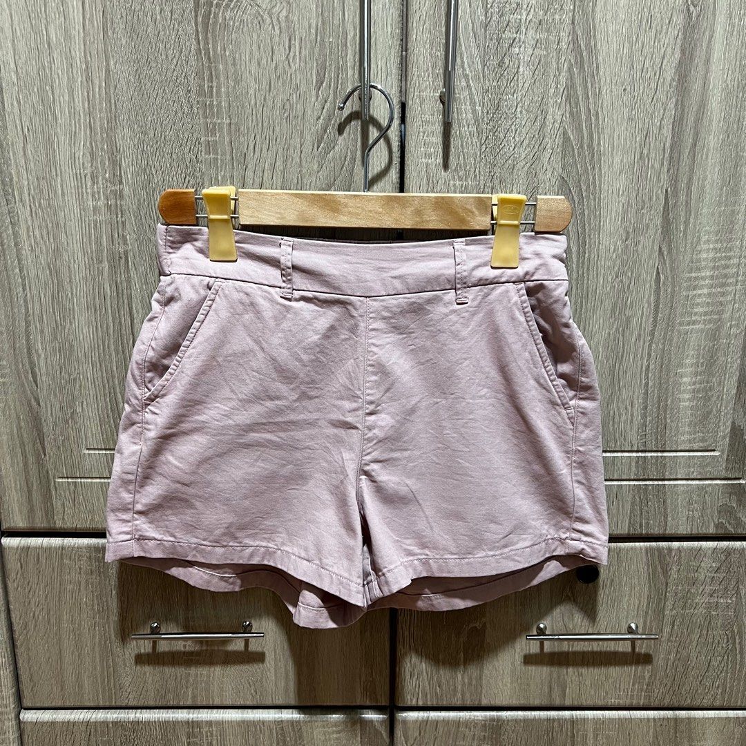 (S-M) Penshoppe Pink Shorts (Category: Shorts) located in Quezon City. Submitted by lunaaaarr (Listing ID 1382440279, Image 1). Description: Can fit Small to Medium Used only twice. In good condition. No flaws Color may vary due to lighting Color: Pink Size - Waist: 26-29 inches - Hips: 35-38 inches ‼️ Payment first before shipping of item/s 🚫 No COD, bank transfer thru GCash ONLY ❌ Strictly no return/refund.