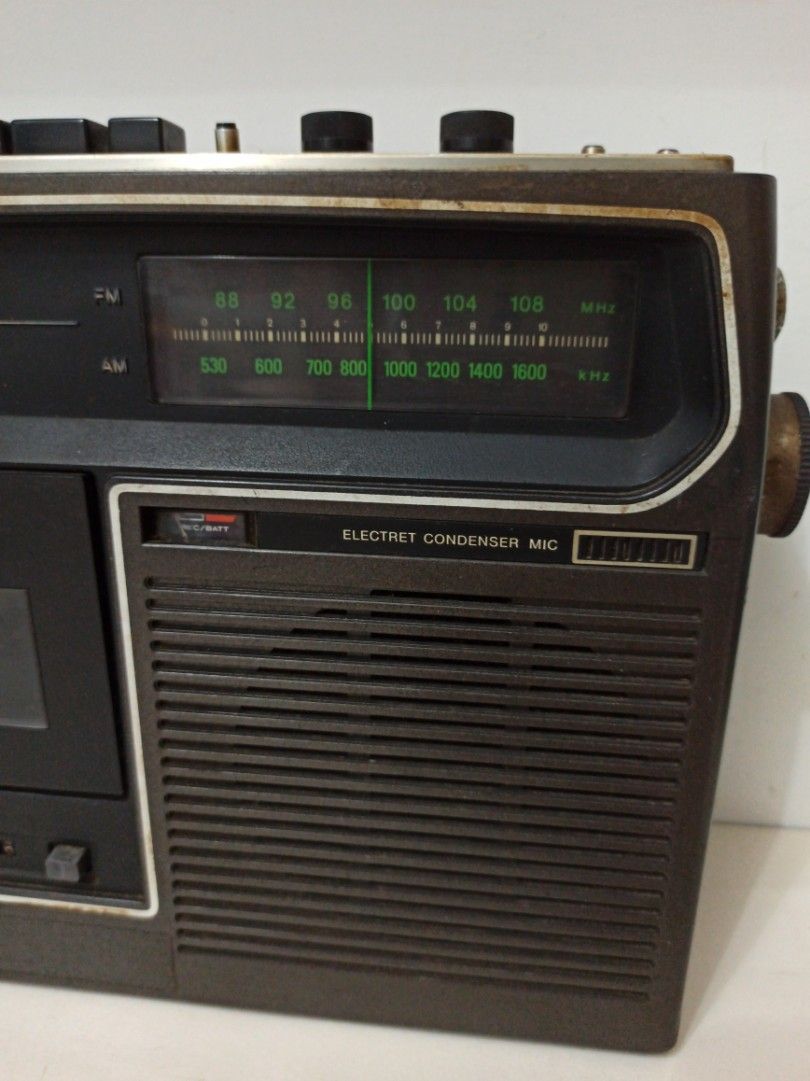 由 wixuehbficd (刊登 ID 1382439462，圖片 3) 提交，位於 台北市 (Taipei) 的 SONY CF-320 卡式錄音帶收音機 (類別：錄音機)，說明：功能狀況未明，50年前的老寶貝了。 造景藝術攝影擺設的時代好物。 長26cm 寬8cm 高21cm。