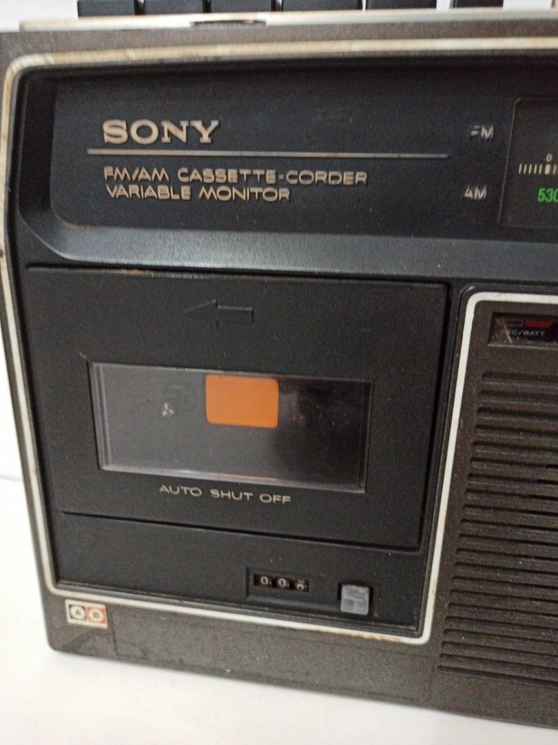 由 wixuehbficd (刊登 ID 1382439462，圖片 2) 提交，位於 台北市 (Taipei) 的 SONY CF-320 卡式錄音帶收音機 (類別：錄音機)，說明：功能狀況未明，50年前的老寶貝了。 造景藝術攝影擺設的時代好物。 長26cm 寬8cm 高21cm。