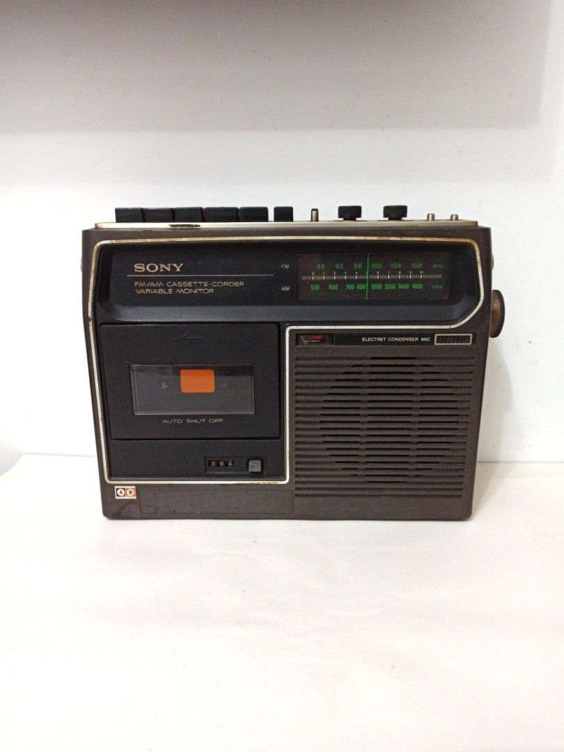 由 wixuehbficd (刊登 ID 1382439462，圖片 1) 提交，位於 台北市 (Taipei) 的 SONY CF-320 卡式錄音帶收音機 (類別：錄音機)，說明：功能狀況未明，50年前的老寶貝了。 造景藝術攝影擺設的時代好物。 長26cm 寬8cm 高21cm。