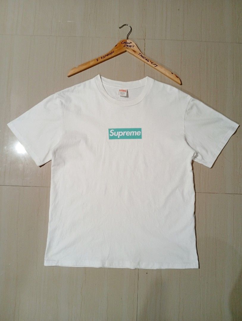 SUPREME TIFFANY AND CO. BOX LOGO TEE (WHITE) (Category: Tshirts & Polo Shirts ) located in Tandag. Submitted by cheapstreetbykiki (Listing ID 1382423378, Image 1). Description: SUPREME TIFFANY AND CO. BOX LOGO TEE (WHITE) LARGE TO XL WIDTH 21.5 INCHES LENGTH 28 INCHES COLOR RATE: 10/10 NO ISSUES ❌ EXCELLENT CONDITION 💯 P1,500 FREE SHIPPING OR OFFER ME YOUR BEST PRICE 📩.