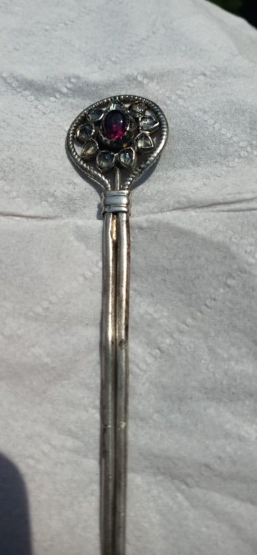 Tusuk konde antik batu garnet dan intan (Kategori: Jam & Perhiasan Antik) berada di Bogor. Dikirim oleh vintagerisna (ID iklan 1382488441, Gambar 2). Deskripsi: .