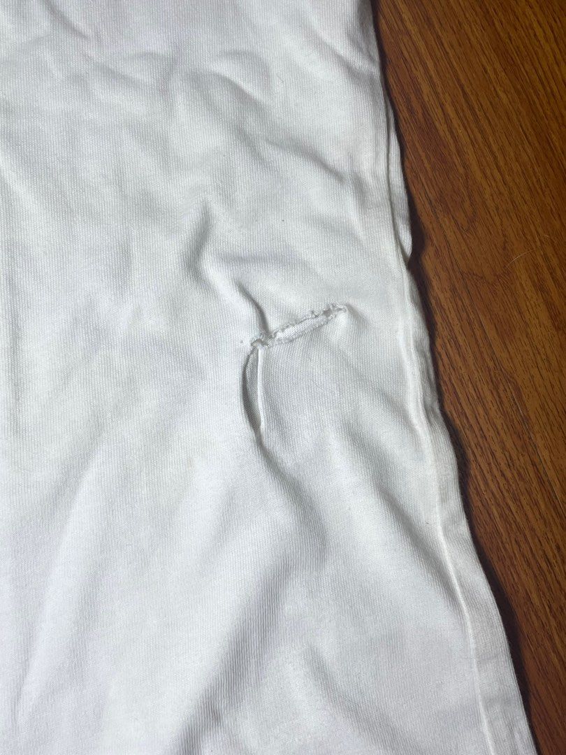 Uniqlo Haruki “Peace for all” White Tee (Category: Tshirts & Polo Shirts ) located in Santa Rosa. Submitted by mandeclutterzzz (Listing ID 1382426258, Image 3). Description: White Tee Original Uniqlo from Haruki Collab! 🐈 Length: 27 inches 📏 Width: 20 inches 📏 Drop your offers! 💸 Issue in the last slideee, yall could put a patch on it or crop it sa may cut and it would be good to go! Needs a wash as it has been rotting in my closet, offer awa