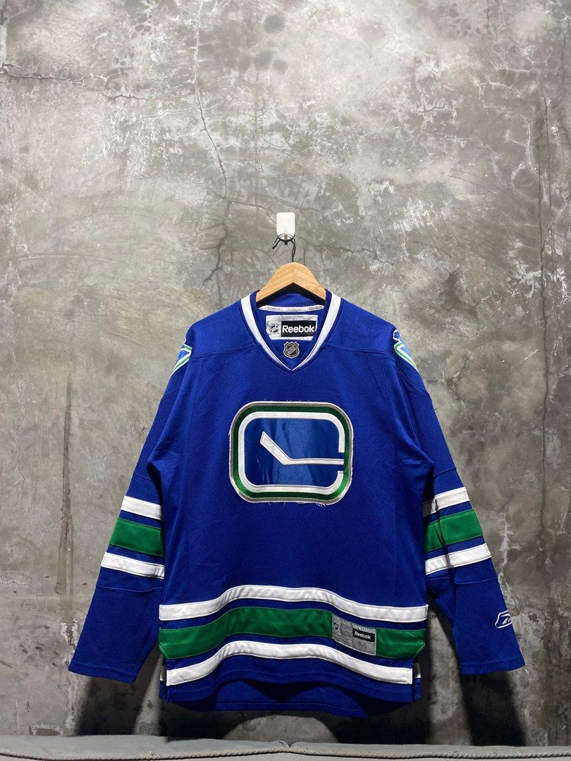 Vancouver Canuck Hockey Jersey (Category: Activewear) located in Cavite. Submitted by juse. (Listing ID 1382486929, Image 2). Description: 25 w 32 l Excellent Condition Issue lang yung sa shoulder nag fade lang the rest excellent..