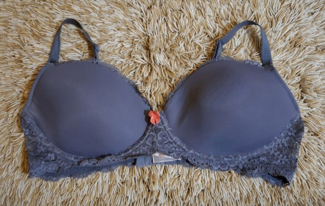 Victoruas Secret Non Wire Bra 36C (Category: Undergarments & Loungewear) located in Rizal. Submitted by kline13 (Listing ID 1382427631, Image 1). Description: .