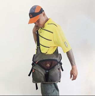 Supreme Messenger Bag, Men's Fashion, Bags, Sling Bags on