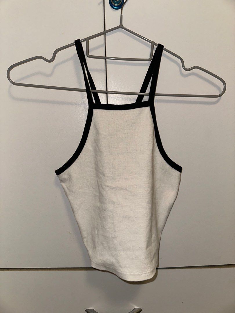 [ZARA] black & white halter crop top (Category: Sleeveless) located in Manila. Submitted by declutterbyaira (Listing ID 1382472698, Image 1). Description: .