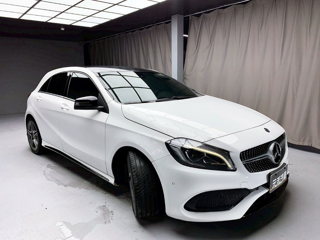 由 abc900616 (刊登 ID 1382628527，圖片 2) 提交，位於 新北市 (New Taipei) 的 2018 W176 M-Benz A-Class A180 運動版 1.6 金屬白 (類別：汽車出售)，說明：🚗2018 W176 M-Benz A-Class A180 運動版 1.6 金屬白 ⚠️來買車找阿吉 專業出擊⚠️ ✅里程保證：90000公里 ✨找阿吉甜甜價：61.8萬（新車售價161萬） ☎️24H服務：0980-528-993 記得找阿吉！（同Line） ❗️截圖來店找阿吉，讓阿吉有個服務的機會❗️ 「找阿吉全館全車系不限年份里程贈188天保固+開立足額發票」 ✨渦輪增壓/直列四缸，小改款頭尾燈更有型，IKEY/定速巡航/18吋AMG鋁圈/雙前電動座椅/換檔撥片/多功能安卓機，實跑9萬公里保證！ 🔥重點配備：後霧燈、後視鏡方向燈、LED日行燈/頭燈、換檔撥片、雙區恆溫、雙前電動座椅、駕駛座位置記憶、後座分離倒覆、後座出風口、藍芽通訊、6只揚聲器、安