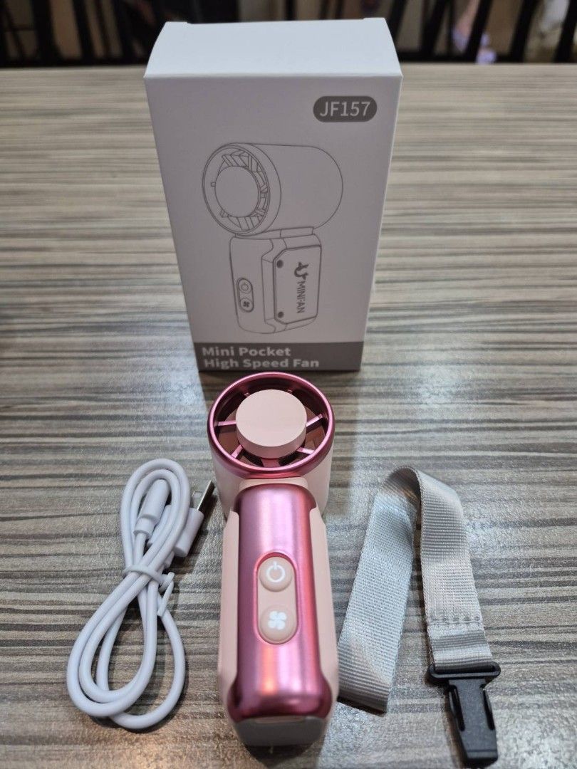 由 a75085610a (刊登 ID 1382514358，圖片 2) 提交，位於 台北市 (Taipei) 的 全新迷你口袋高速風扇 (類別：風扇)，說明：喜歡小巧精緻的可以選擇這款（只有手機的1/3大小）風量電磁容量（3600毫安）都跟大台的差不多真的很優方便攜帶收納（單鍵按是從1-50-150-199共4檔/也可以長按無極調速1-199檔想到那一個檔就停止按壓就會到那個檔）是不是超棒的外型也超美的並且通過BDMI認證R3C654目前只有一台粉色喜歡的趕緊下手出貨前都會檢查沒問題才會出貨售出不退換貨。