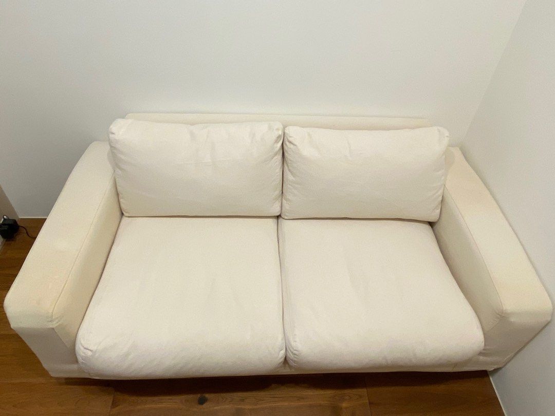 由 lannin (刊登 ID 1382611415，圖片 1) 提交，位於 台北市 (Taipei) 的 無印良品兩人座（羽絨獨立筒） (類別：沙發)，說明：購買日期2019/07 坐面平常會使用布蓋才使用所以滿乾淨的，扶手的位置有明顯使用痕跡，特別拍近照的扶手是因為有養貓有被抓到，介意的請不要購買，沙發套全部都可以拆下來洗。 乘坐感沒有問題，主要是看起來有使用痕跡，有意願購買者可以洽詢。 需自取。