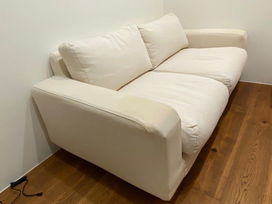 由 lannin (刊登 ID 1382611415，圖片 2) 提交，位於 台北市 (Taipei) 的 無印良品兩人座（羽絨獨立筒） (類別：沙發)，說明：購買日期2019/07 坐面平常會使用布蓋才使用所以滿乾淨的，扶手的位置有明顯使用痕跡，特別拍近照的扶手是因為有養貓有被抓到，介意的請不要購買，沙發套全部都可以拆下來洗。 乘坐感沒有問題，主要是看起來有使用痕跡，有意願購買者可以洽詢。 需自取。