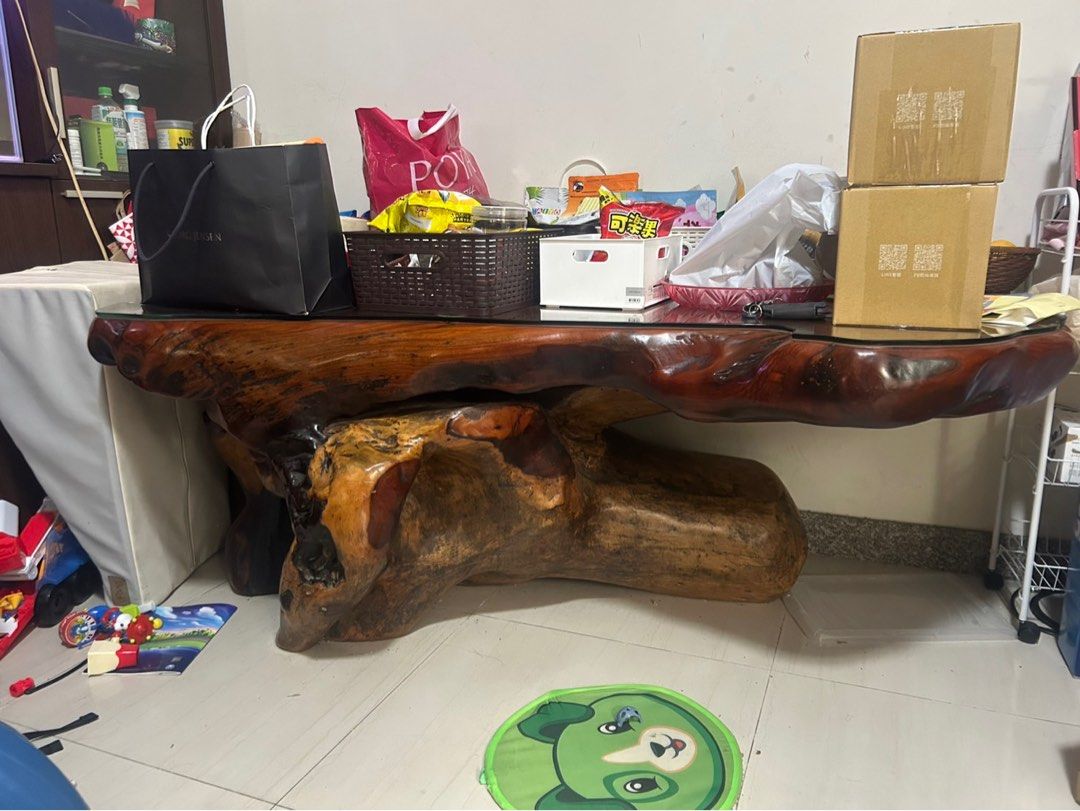 由 c09269115915165 (刊登 ID 1382616615，圖片 1) 提交，位於 台中市 (Taichung) 的 櫸木奇木桌 (類別：桌子)，說明：二手一體櫸木奇木桌～桌長165 寬85 高64 公分椅子寬36 高39公分/阿公時期買的。