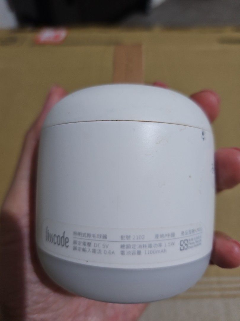由 enjoy0528 (刊登 ID 1382669974，圖片 1) 提交，位於 花蓮縣 (Hualien) 的 充電式除毛球機 (類別：清潔工具)，說明：商品如圖示。 商品來源：應該是兩三年前玩交換禮物取得的。 售出原因：身邊沒有什麼布織品需要一直除毛球。 歡迎有緣人惜物收購！ #未能即時回應請見諒。