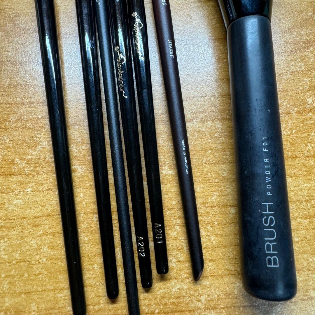 由 9hsiang_ (刊登 ID 1382653220，圖片 3) 提交，位於 桃園市 (Taoyuan) 的 刷具 眼影刷/鼻影刷/蜜粉刷 (類別：化妝品)，說明：一些沒在用的刷具 Solone/make up forever/郭小妞 有喜歡的可以自己私訊我出價！。