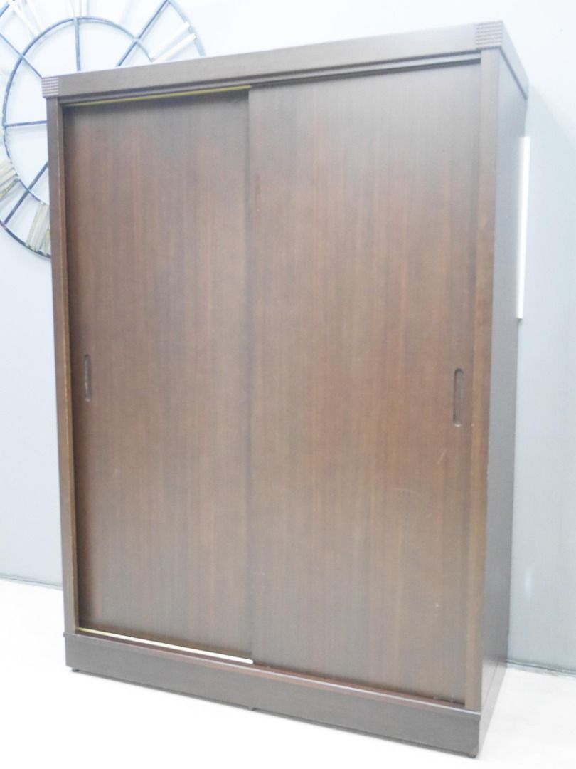 由 s0905177699 (刊登 ID 1382552254，圖片 3) 提交，位於 新北市 (New Taipei) 的 【台北二手家具】百豐悅 新北二手傢俱-二手 衣櫥 胡桃色 5尺 推門衣櫃 收納櫃 置物櫃 板橋二手家具 內湖二手家具推薦 (類別：書櫃、櫃子)，說明：尺寸: 147*64*205 編號: AOG22S1113C ※不含造景 【百豐悅二手家具館購買須知，下標前請先詳讀！！】 1.下標前請務必確認是否還有存貨。 2.二手商品多少會有使用痕跡， 請勿以新品標準檢視。如有疑問， 歡迎使用聊聊詢問。 3.商品價格皆不含運送費用， 因為運費無法依照地區做更改， 請利用聊聊做詢問。(提供地區、樓層及有無電梯) 4.照片皆為實品拍攝，可能會有色差問題， 商品狀況仍以現場實品為主。 5.商品若非損壞、重大瑕疵，恕不接受退換貨。 如因個人問題須換貨，請自付來回運費。 6.出貨時間依照外包司機安排，由於拍賣限制出貨必須為兩天， 實際按照商家為主。 7.由於本商家有五大拍賣及實體賣場，進