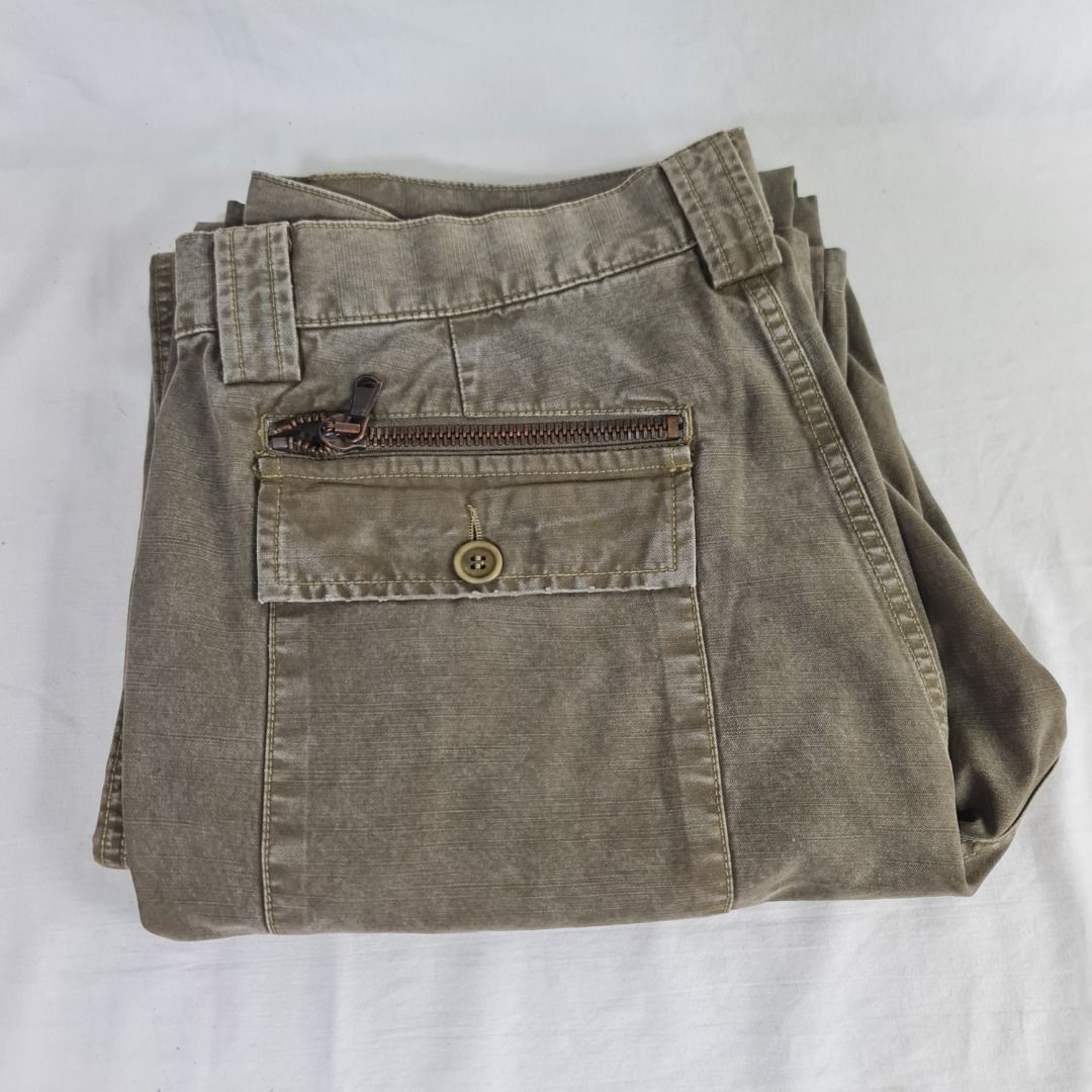 * * Earl Jean - Declutter Sale 004 * * (Category: Jeans) located in Quezon City. Submitted by jkr_kenshin (Listing ID 1382609252, Image 3). Description: Pre Loved Authentic Earl Jean Item is used. Boxed and stored for a year Size is posted in the picture ______________________________ Brown / Jeans / Vintage Made in Tunisia US 34 ______________________________ R E A D C A R E F U L L Y First to pay get the item Pay within 24hrs No reservations mo