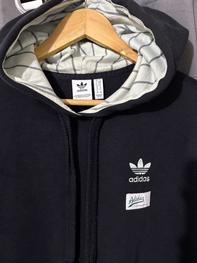 Adidas Cropped Jacket (Category: Coats, Jackets and Outerwear) located in Quezon City. Submitted by jayb_ (Listing ID 1382664842, Image 2). Description: .