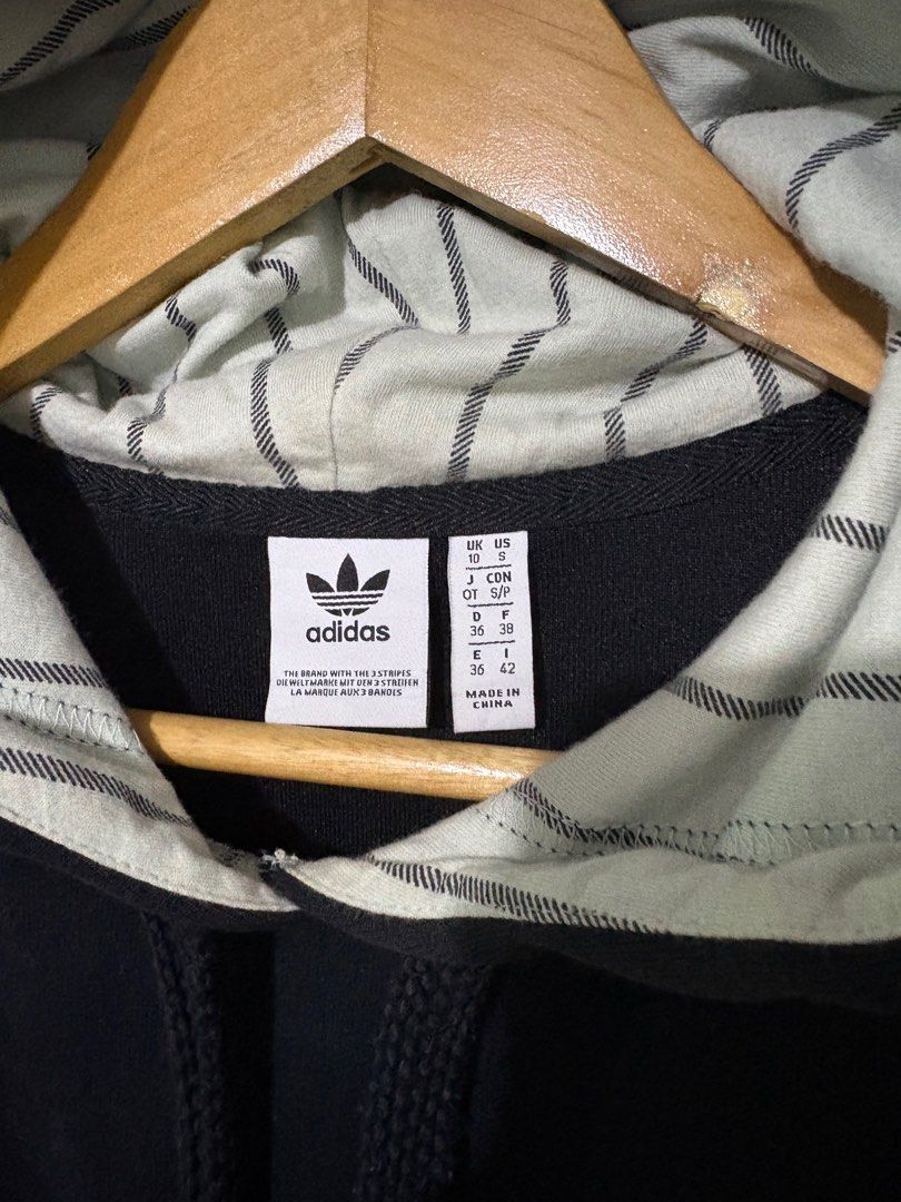 Adidas Cropped Jacket (Category: Coats, Jackets and Outerwear) located in Quezon City. Submitted by jayb_ (Listing ID 1382664842, Image 3). Description: .