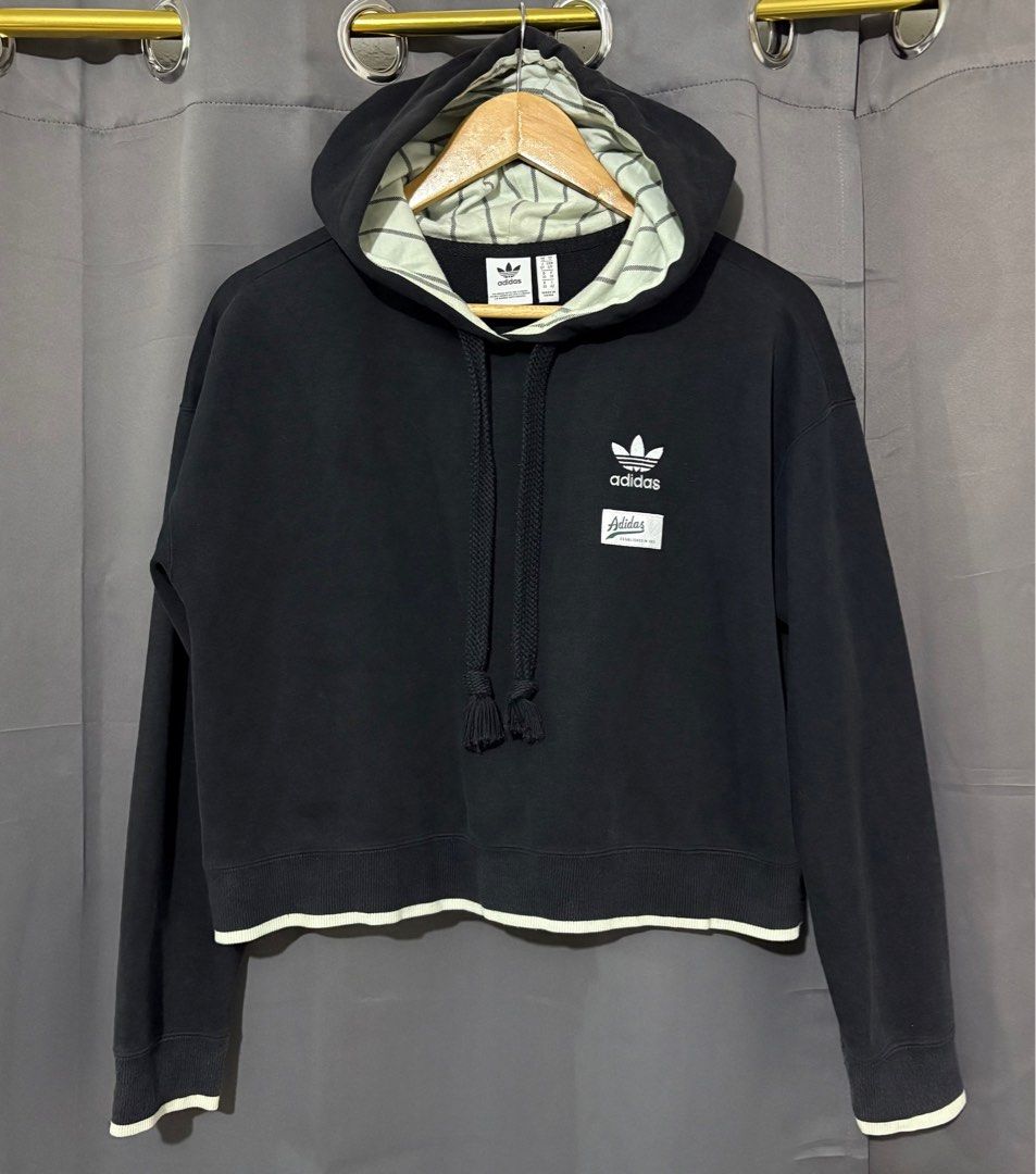 Adidas Cropped Jacket (Category: Coats, Jackets and Outerwear) located in Quezon City. Submitted by jayb_ (Listing ID 1382664842, Image 1). Description: .