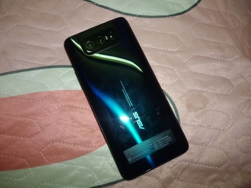 由 rgs1014 (刊登 ID 1382517883，圖片 2) 提交，位於 嘉義市 (Chiayi City) 的 ASUS 華碩 ZenFone 7 6GB/128GB ZS670KS (宇曜黑) ZenFone 8 (類別：Samsung 三星)，說明：ASUS 華碩 ZenFone 7 6GB/128GB ZS670KS (宇曜黑) ZenFone 7 (拆封新機) 特價出售 附贈: 全新充電器 充電線 三全新保護殼 原盒裝 ASUS ZenFone 7 (6GB/128GB) 功能特色 ◎ 5G + 4G 雙卡雙待 ◎ 採用 Android 10 作業系統、ZenUI 7 操作介面 ◎ 6.67 吋 2,400 x 1,080pixels 解析度 AMOLED 螢幕（90Hz 螢幕更新率） ◎ 內建 Qualcomm Snapdragon 865, 2.84GHz 八核心處理器 ◎ 內建 6GB RAM / 128GB ROM ◎ 6,400 萬畫素 + 1,200 萬畫素 