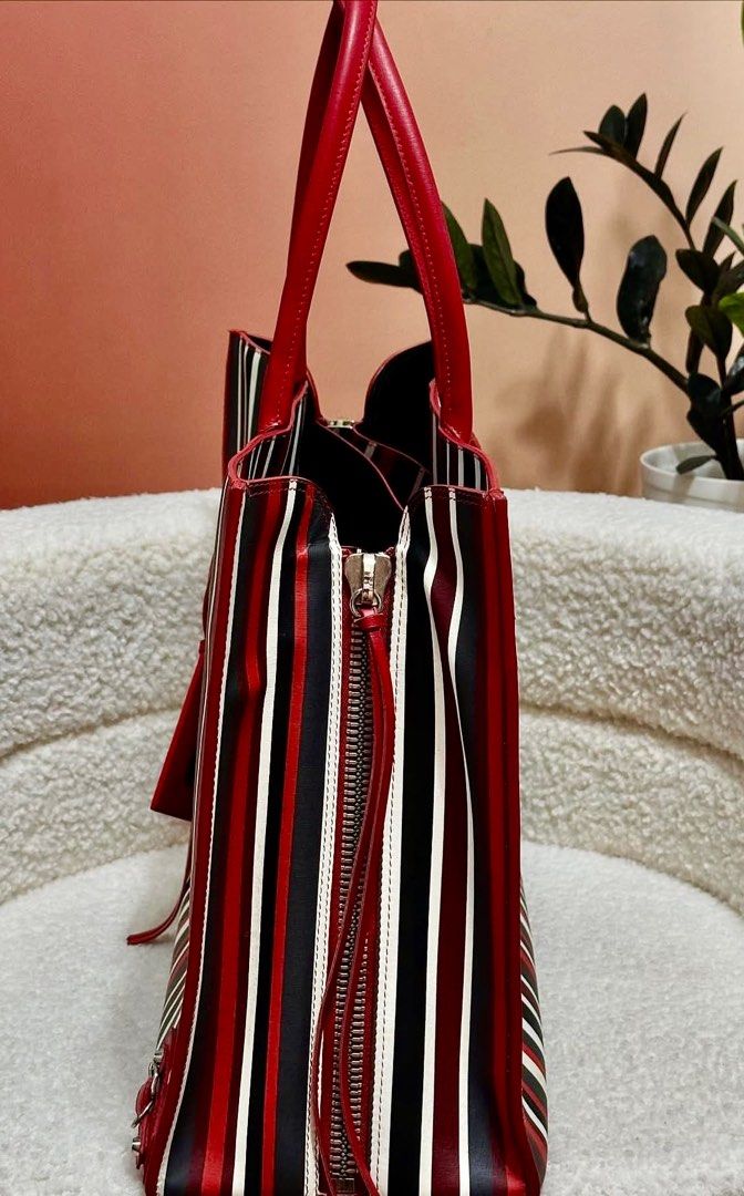Authentic Balenciaga (Category: Luxury Bags & Wallets) located in Manila. Submitted by chloe_luxuries (Listing ID 1382665574, Image 2). Description: Guaranteed original Balenciaga Motocross Papier A4 tote bag Still in very good condition with minor rubs sa edges Comes with mirror and provided dustbag Pm for more details.