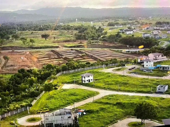 Averdeen Estates Nuvali Lot (Category: Lot) located in Quezon City. Submitted by jessiesells (Listing ID 1382564292, Image 2). Description: Lot for Sale Phase 1 - B25L16 Side hill STRATEGIC LOCATION 5 minutes away from Xavier School, Miriam College, Everest Academy 10 minutes away from Ayala Malls Solenad, Landmark, S&R Membership Shopping, Qualimed 30 minutes away from Tagaytay City and 40 minutes away from Alabang .