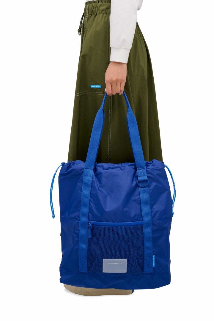 Beyond The Vines Parapack 002 (Cobalt Blue) (Category: Backpacks) located in Mandaluyong City. Submitted by jessbuysstuff (Listing ID 1382540500, Image 2). Description: All measurements are taken across the product and are subject to +/- ½” difference. H18” X W14 ½” X D4” Volume - 17 litres Weight - 350g Strap Length Short Straps - 24 ½” Adjustable Backpack Strap Shortest - 28” Longest - 32” The ParaPack 002 fits a 32oz water bottle, a 13” laptop