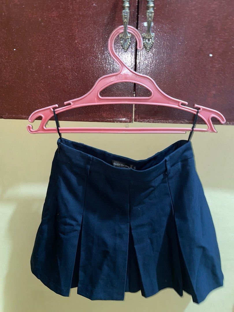 Black Skirt (Category: Skirts) located in Marikina City. Submitted by calimagsofia (Listing ID 1382576620, Image 1). Description: 8/10 condition!!! Ganda ng quality huhu with inner short size xs to small.