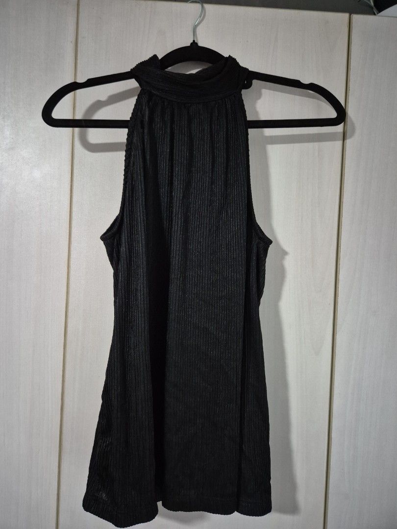 Black Trendyol Halter Top (Category: Sleeveless) located in Taguig. Submitted by onein.oneout_declutter (Listing ID 1382534154, Image 1). Description: .