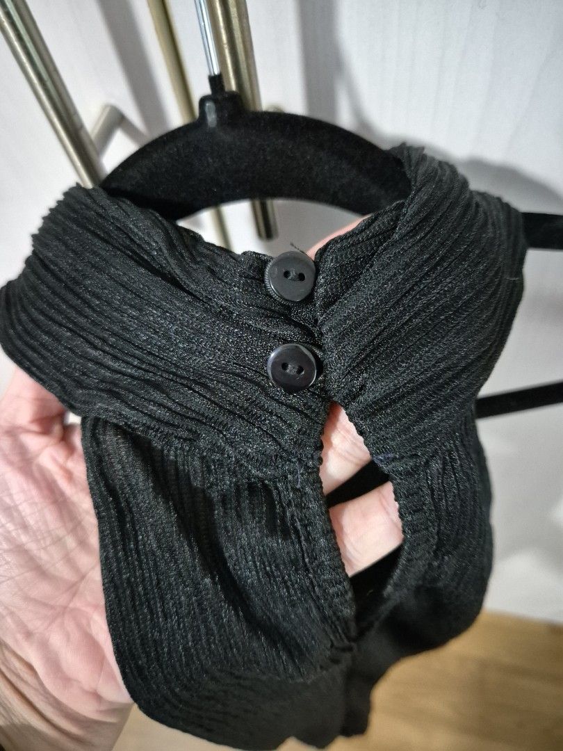 Black Trendyol Halter Top (Category: Sleeveless) located in Taguig. Submitted by onein.oneout_declutter (Listing ID 1382534154, Image 2). Description: .