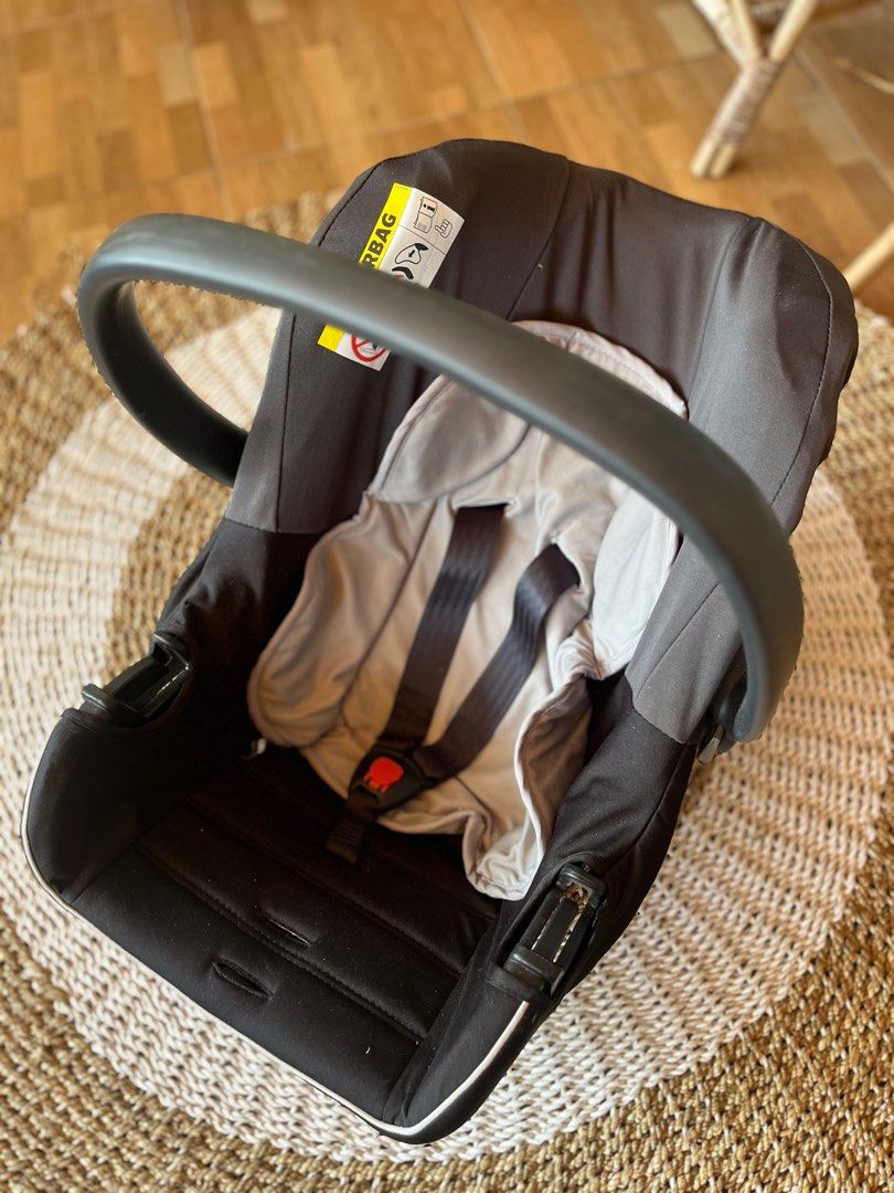 Carseat mothercare baby (Kategori: Kereta, Kursi Goyang & Gendongan Bayi) berada di Bogor. Dikirim oleh viani.store (ID iklan 1382544784, Gambar 2). Deskripsi: Minus Sudah diganti busa dalemnya dan tidak ada busa seatbelt tapi masih berfungsi dengan baik, bisa untuk bb newborn s/d 13kg nyaman banget untuk bayi nego dipersilahkan 🥰.